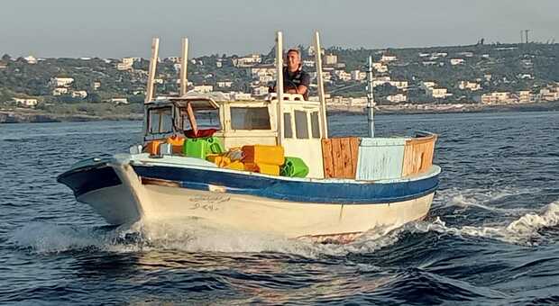 Tricase, barcone in legno tra gli scogli di Marina Serra ritrovato da pescatori: nove migranti rintracciati