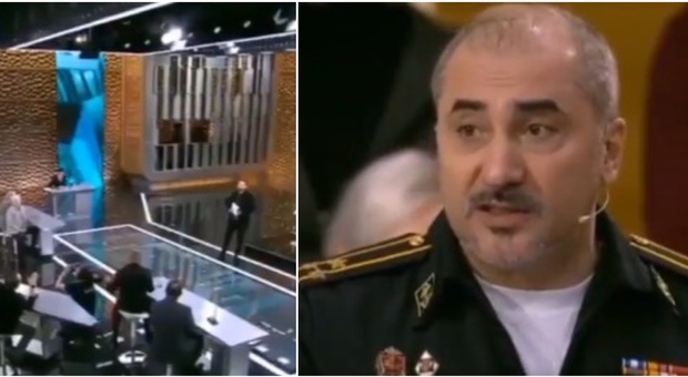 Mosca, in tv l'ufficiale russo in divisa chiede un minuto di silenzio per i caduti in Ucraina: ma il conduttore lo blocca