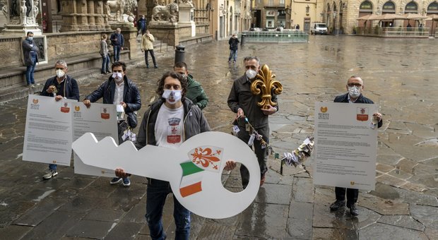 Virus, in Toscana 38 nuovi casi: mai così pochi dall'8 marzo. Da domani mascherine e guanti sui bus