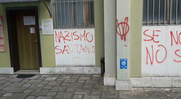 «Sindacato nazista»: i no vax imbrattano la sede della Cgil di Lecce. Indaga la Digos: un uomo ripreso nei filmati