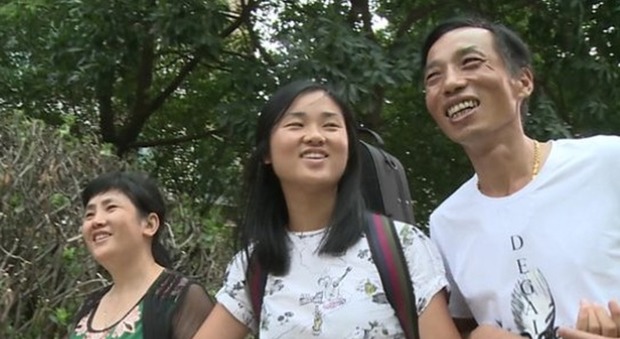 Cina, grazie a un bigliettino di venti anni prima, ritrova i suoi genitori biologici