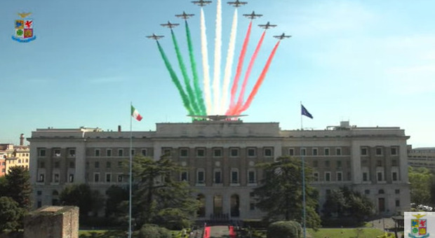 Frecce Tricolori oggi su Roma: rivedi i passaggi con il grande tricolore sul Palazzo dell'Aeronautica