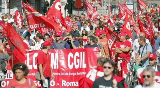 Sciopero contro la manovra, a Bari i lavoratori da tre regioni. Giornata nera per i trasporti