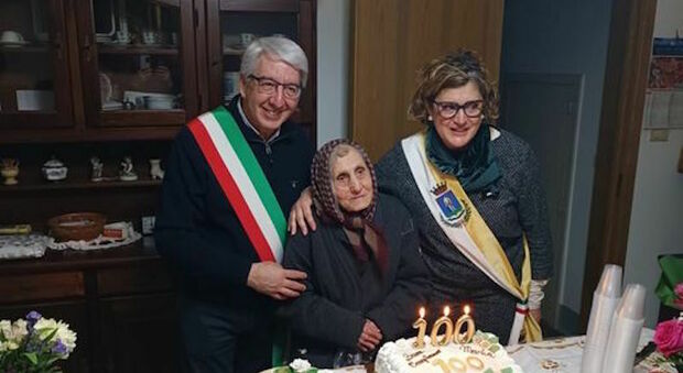 Salento, nonna Maria compie 100 anni. Il sindaco: «Hai attraversato la storia»