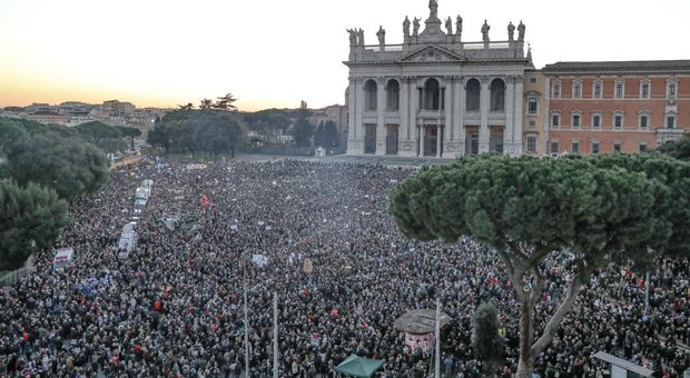 Sardine, diretta Roma. Questura: 35.000 in piazza. Sartori: «Obiettivo raggiunto». Tutti cantano Bella Ciao