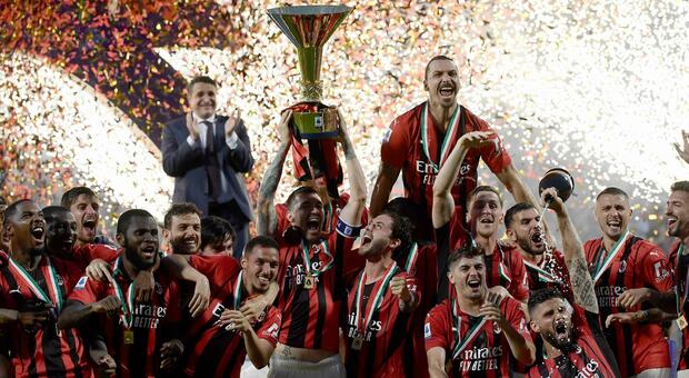 Il Milan è campione d'Italia per la 19esima volta nella sua storia. Piazza Duomo si tinge di rossonero