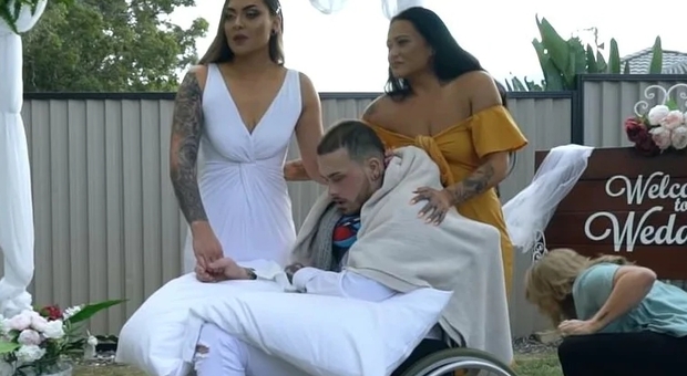 Rugbysta 22enne sposa in sedia a rotelle la fidanzata e muore il giorno dopo: aveva un cancro