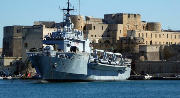 La nave San Giusto ormeggiata alle banchine della base navale della Marina militare, nel porto di Brindisi