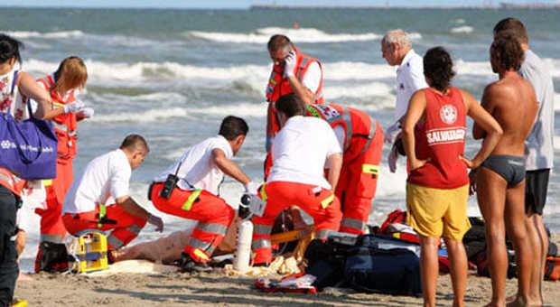 Si accascia a terra in spiaggia tra i turisti: muore a 53 anni