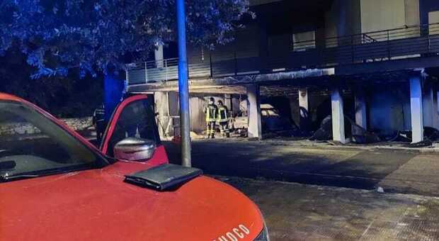 Palazzina in fiamme a Ceglie Messapica, notte in albergo per gli sfollati