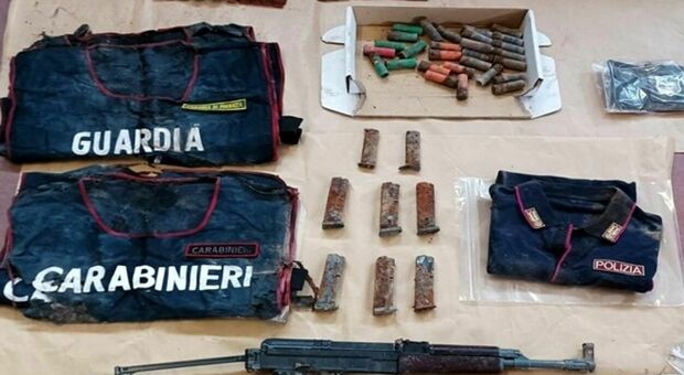 Armi, munizioni e pettorine della polizia ritrovate in un casolare dai carabinieri
