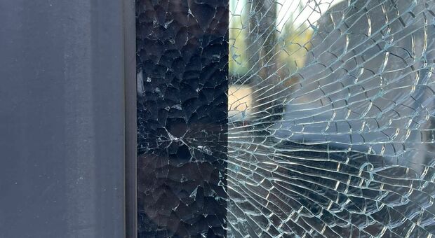 Lecce, spaccato il vetro al bus Sgm. Centrodestra: «Subito chiarezza, inspiegabile il silenzio del sindaco»