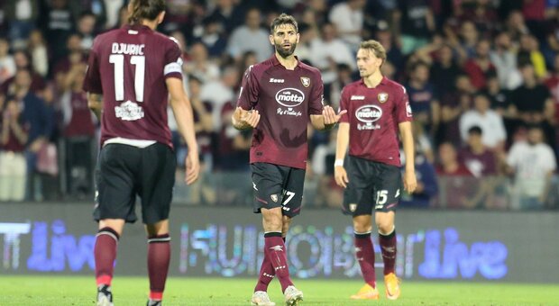 Salernitana-Udinese, partita sospesa al 60': oggetti in campo lanciati dai tifosi