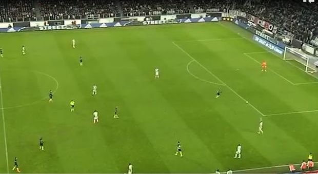 Juve-Inter: Chiellini sbaglia e serve Icardi, l'arbitro fa ripetere | Video