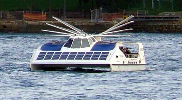 Un catamarano dotato di pannelli fotovoltaici