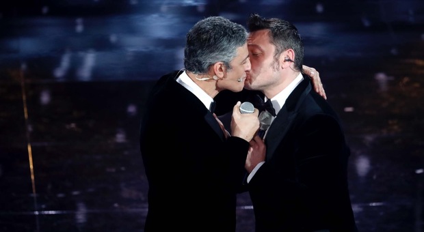 Sanremo, Tiziano Ferro bacia Fiorello e chiede scusa al marito Victor: «Avevamo detto a un centimetro!»