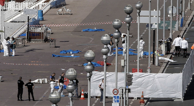 Massacro a Nizza, camion falcia passanti durante la festa: 84 morti, 10 bambini