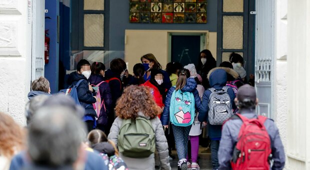 Scuola, istituti del Lazio alle prese con Omicron, un report denuncia: «aule gelate e incubo contagi»