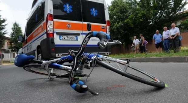 Bimbo di 10 anni perde l'equilibrio in bici e viene travolto dallo scuolabus: choc in Veneto