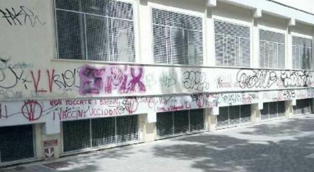 Bari, sui muri della scuola Vittorio Veneto scritte contro Emiliano e Lopalco: «Basta vandalismo»