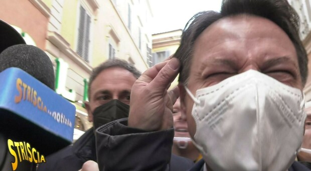 Giuseppe Conte inquadrato dalle telecamere di Striscia la notizia.