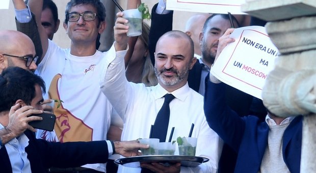 Roma, sit-in Lega in Campidoglio. Salvini accolto da M5S con un mojito: «Questo non è il Papeete»