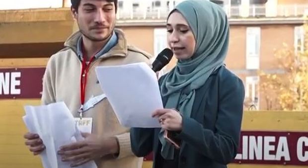 «Sono una donna, sono una musulmana», sul palco delle sardine Nibran l'anti-Meloni
