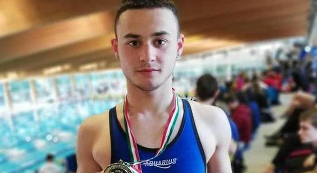 Dario morto a 16 anni, incidente con lo scooter del papà: «Non indossava il casco». Era campione italiano di nuoto