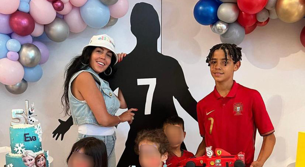 Cristiano Ronaldo: la famiglia torna a far festa e Georgina abbraccia il suo cartonato