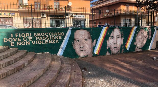 Roma, un murale per Paparelli, De Falchi e Gabbo Sandri: «I fiori sbocciano dove c è passione e non violenza»