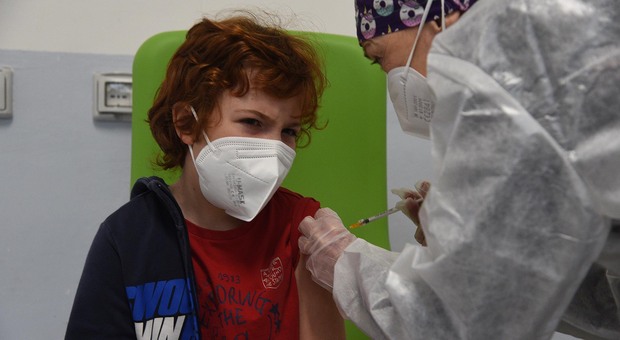 Quarta dose, vaccini aggiornati contro Omicron su richiesta per gli over 12: la circolare del Ministero