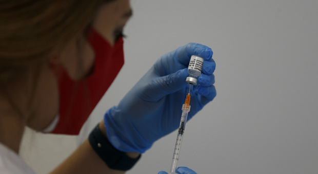 Vaccino terza dose, Abrignani (Cts): «Funziona contro le varianti. Ma in Italia possiamo aspettare»