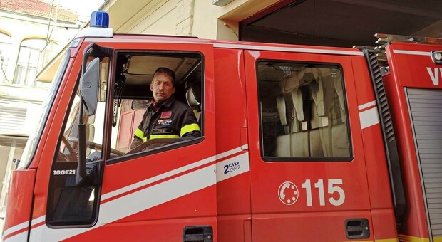 Torino, il vigile del fuoco che porta avanti la tradizione di famiglia da quattro generazioni