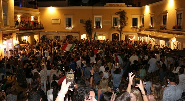 I festeggiamenti nella piazzetta di Capri