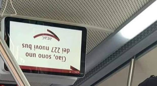 Roma, il bus è nuovo ma ha lo schermo al contrario. La foto è virale: «Siamo in Stranger Things?»