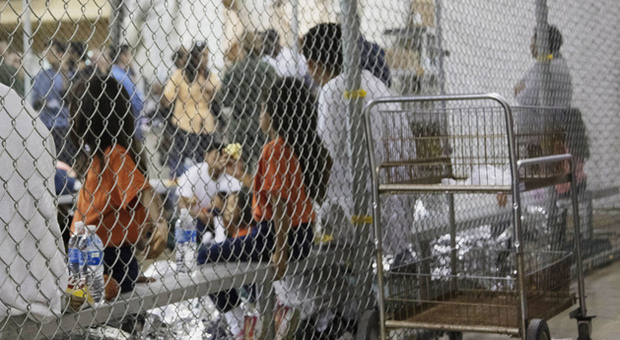 Migranti choc, «bimbi chiusi in gabbia e separati dai genitori»: l'orrore alla frontiera tra Usa e Messico