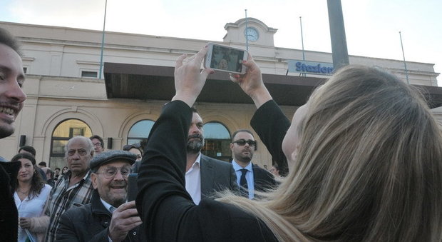 Meloni accolta da protesta a Lecce, lei risponde coi selfie