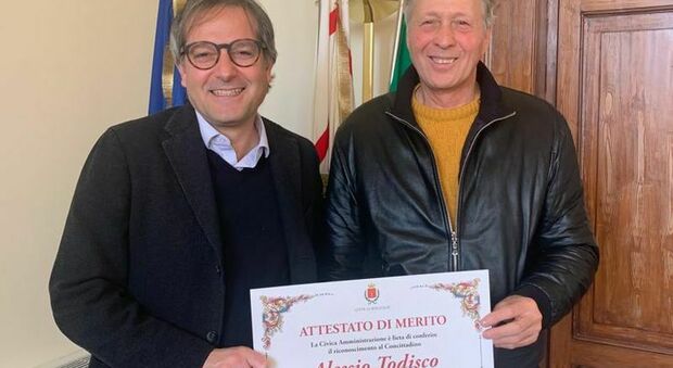 Ambulante trova un portafogli con 580 euro e lo restituisce: il sindaco lo premia