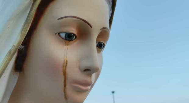 La statua della Madonna “lacrima”. Mistero nel Salento: centinaia di fedeli raccolti in preghiera
