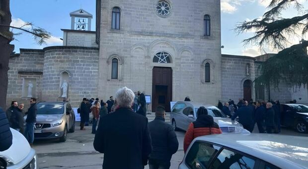 Folla e commozione in chiesa ai funerali del 43enne musicista