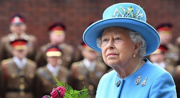 La Regina Elisabetta ha tradito il principe Filippo? Gli indizi in The Crown fanno tremare Buckingham Palace