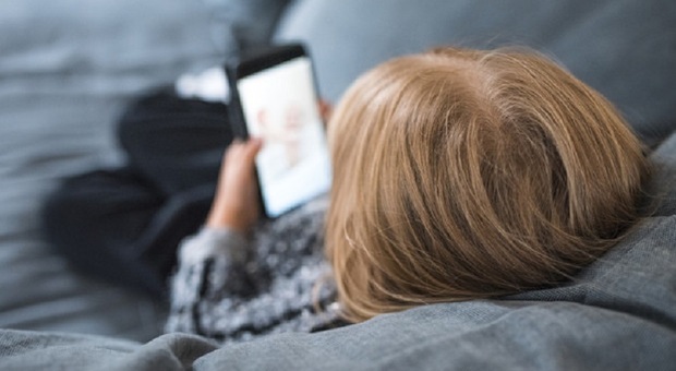 Bambini troppo connessi: «Oltre 2 ore al giorno sullo smartphone creano danni al cervello»