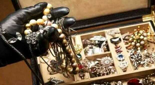 Foggia, si finge cliente e rapina una gioielleria: via con 3mila euro di gioielli