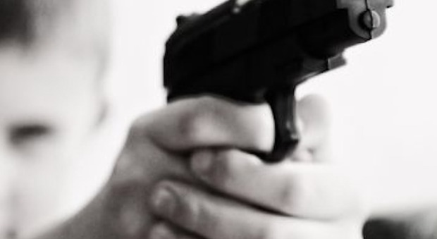 Bimbo di 4 anni spara in faccia alla mamma incinta: «Ha trovato la pistola sotto il materasso»