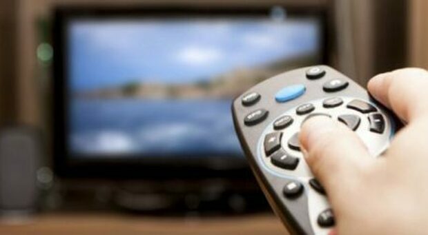 Bonus tv senza Isee (da 100 euro): non più di uno a famiglia, regole in arrivo