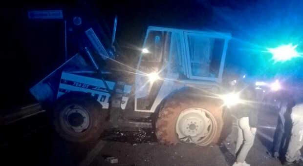 Tragico impatto tra auto e trattore: nel Salento muore un 48enne