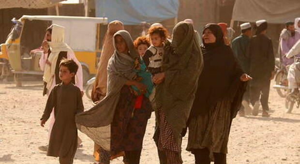 Afghanistan, crisi umanitaria. L'allarme di Unicef: «Bambini venduti in cambio di cibo, sempre più spose bambine»