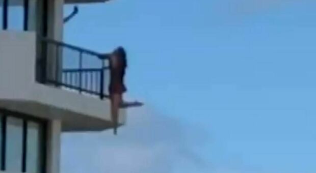Si appende dal balcone dell'11esimo piano per un selfie: il video