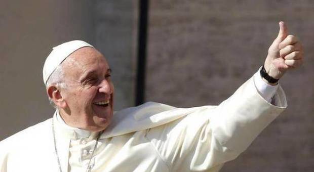 Papa Francesco sommerso dagli auguri di Natale: «Non posso rispondere a tutti, vi ringrazio ora»