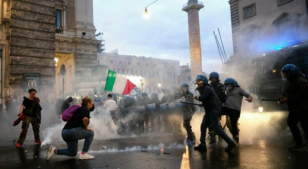 Corteo no Green pass a Roma: lanciate bombe carta davanti a Palazzo Chigi, la polizia usa idranti e lacrimogeni. 10mila in piazza del Popolo